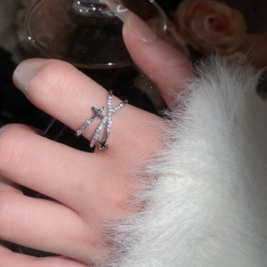 Vue détaillée d'une bague double couche en argent avec zircons brillants et charmes d'étoiles