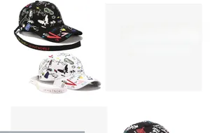 Détail de la casquette graffiti style urbain avec imprimés colorés et lanière longue