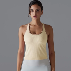 Vue détaillée du débardeur de sport jaune côtelé avec bordure contrastée pour femme