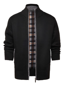 Dettaglio del cardigan nero da uomo con fodera a quadri elegante e pratico collo alto