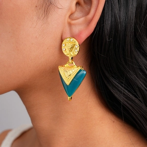 Boucles d'oreilles triangles dorées vintage avec résine turquoise et strass brillants
