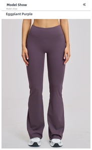 Mannequin portant un pantalon de yoga évasé violet avec taille haute et tissu brossé
