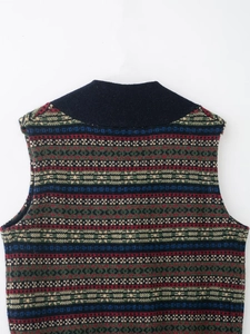 Vista macro del motivo geometrico Fair Isle e trama a coste di un gilet in maglia vintage