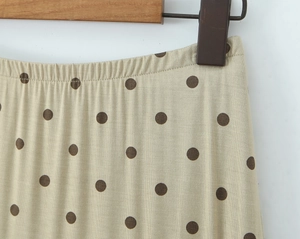 Détail de la taille élastique d'une jupe beige à pois avec texture plissée douce