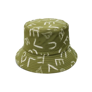 Dettaglio ravvicinato del cappello a secchiello verde oliva con motivi di cuori e lettere