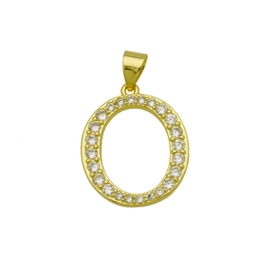 Vue macro du pendentif lettre O plaqué or 18 carats avec oxydes de zirconium scintillants