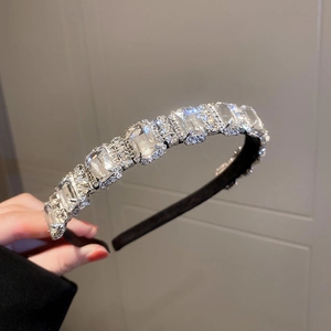 Dettaglio del cerchietto di lusso con grandi cristalli quadrati e pavé di diamanti