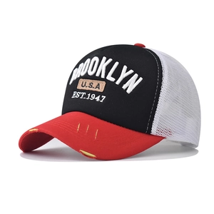 Details der 3D Brooklyn Stickerei und des Distressed Schirms der Mesh Trucker Cap