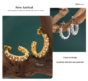 Détail de boucles d'oreilles en C avec perles et strass sur acier plaqué or 18 carats