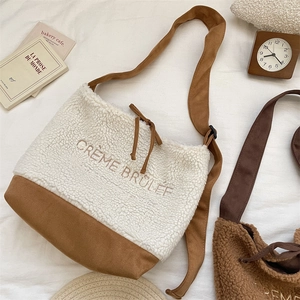 Detalle de bolso tote de felpa con bordado Crème Brûlée y panel de ante suave