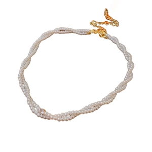 Collana di perle a due strati con design a corda intrecciata e chiusura dorata lucida
