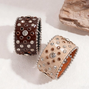 Bracelets larges de style punk avec strass et clous métalliques en marron et beige élégant