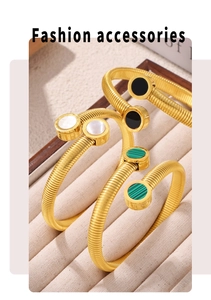 Detailansicht von drei 18K vergoldeten Tubogas Armbändern mit römischen Ziffern-Motiven