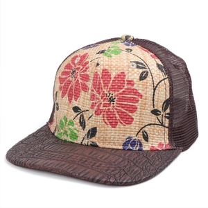 Cappellino trucker in paglia a fiori con visiera marrone a motivo coccodrillo