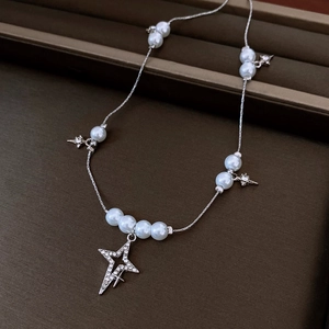 Détail du collier de perles Saturne Y2K avec pendentifs étoiles sur cuir foncé