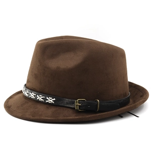 Dettaglio di fedora in pelle scamosciata marrone con fascia in cuoio e cuciture