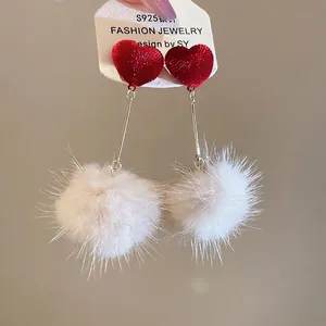 Vue détaillée des boucles d'oreilles cœur en peluche avec tiges en argent S925
