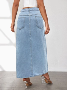 Dettaglio del retro di una gonna lunga in denim azzurro con tasche posteriori e cuciture