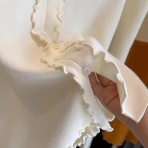 Weiße schmale Strickjacke mit Rüschenbesatz und Knopfdetails für Damen