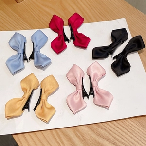 Set di cinque fiocchi per capelli in raso colorato in blu, rosa, nero, giallo e rosso