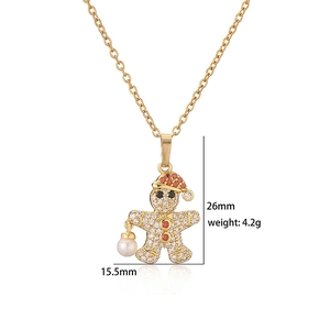 Détail du pendentif bonhomme de pain d'épices avec zircon et bonnet de Noël rouge
