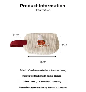 Detail der beigen Cordtasche mit süßer Hasenstickerei und rotem Tragegriff