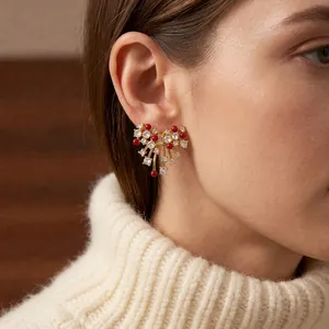 Elegante 14k vergoldete Schleifenohrstecker mit Kristallen und roten Edelsteinen für Damen