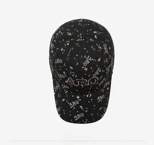 Vue de dessus de casquette noire avec broderie ARQ et motif à éclaboussures