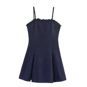 Abito scamiciato in denim blu scuro con spalline regolabili e scollo a balze