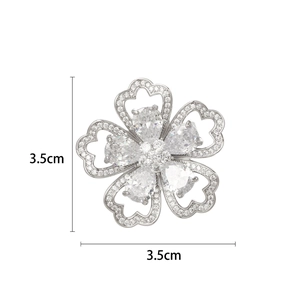 Broche fleur en zircon étincelant avec finition argentée mesurant 3,5cm sur 3,5cm