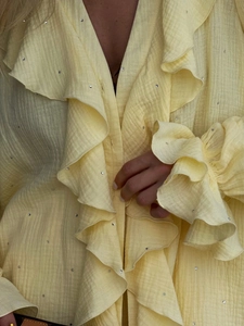 Chemise jaune clair à volants avec cristaux brillants et détails en coton texturé