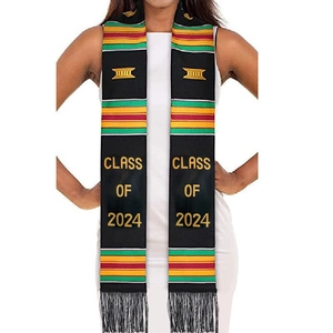 Détail de l'écharpe Class of 2024 avec broderie dorée et rayures colorées