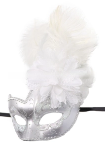 Dettaglio di maschera veneziana argento con grandi piume bianche e fiori di pizzo