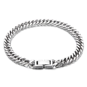Bracelet gourmette unisexe en acier inoxydable argenté poli sur fond blanc épuré