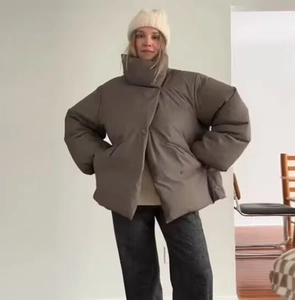 Vue détaillée de la doudoune oversize gris foncé pour femme avec col montant