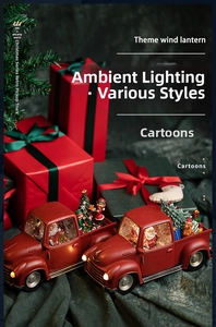Détail du camion de Noël rouge vintage avec Père Noël, lumières et boîtes cadeaux