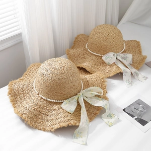 Cappello da sole in paglia a tesa larga con fiocco in pizzo floreale e catena di perle donna