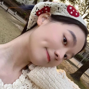 Gros plan du bandana beige au crochet avec motifs de champignons rouges faits à la main