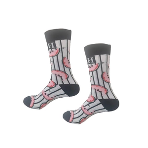 Détail de chaussettes rayées en coton avec motif pastèque rose et broderie lettre H