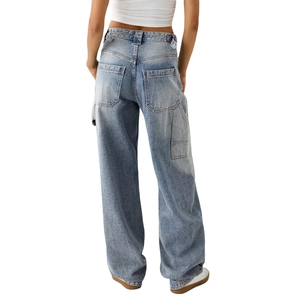 Détails des poches arrière et texture délavée du pantalon cargo en jean large