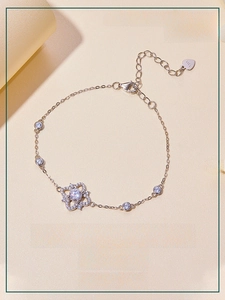 Detail of S925 sterling silver moissanite bracelet featuring hollow flower charm and clasp