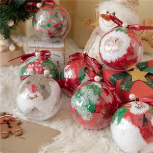 Chaussettes de Noël en polaire corail dans des boules transparentes avec décor festif