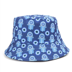 Dettaglio cappello alla pescatora blu con motivi ricamati Mano di Fatima e Occhio Greco