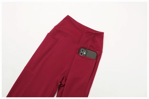Détail d'un legging de yoga taille haute bordeaux avec poche latérale pour téléphone