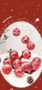 Détail de boules de Noël rouges avec motifs pailletés argentés et ficelles dorées
