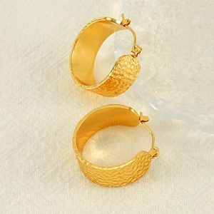Boucles d'oreilles larges en acier inoxydable doré avec texture martelée élégante