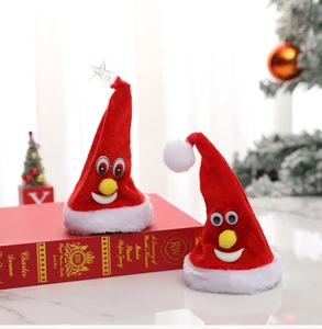 Détail de bonnets de Noël en peluche avec visages amusants sur fond de livre rouge festif
