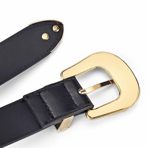 Cintura da donna in pelle nera con grande fibbia dorata e dettaglio finale in metallo