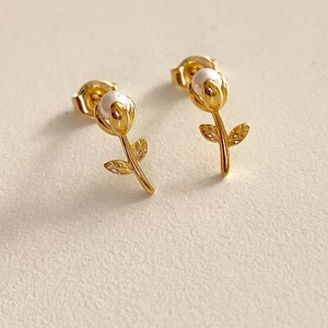 Élégantes boucles d'oreilles tulipes en argent 925 avec perles d'eau douce et dorure
