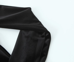 Vue détaillée de la texture du velours noir montrant la qualité du tissu doux